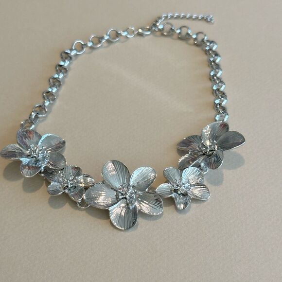 Silver Floral Necklace M1320 - Picture 2 of 3